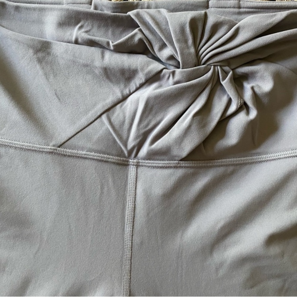 Like new unique twist front Lululemon leggings. 10 pale lavender  Full length